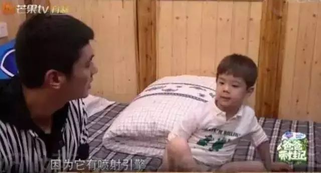 嗯哼4岁就了解飞机起飞原理了！让孩子早点学科学的好处到底在哪里？