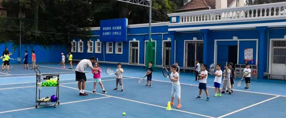 上海青少年网球夏令营哪家好,长宁区青少年夏令营费用