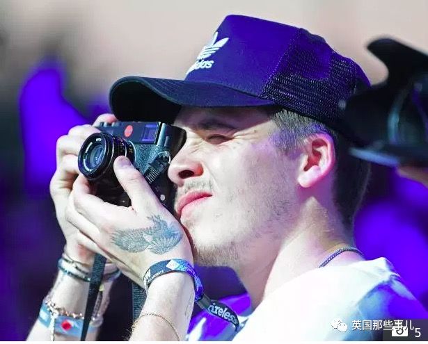 贝克汉姆三个儿子最新消息,贝克汉姆大儿子小时候身体差