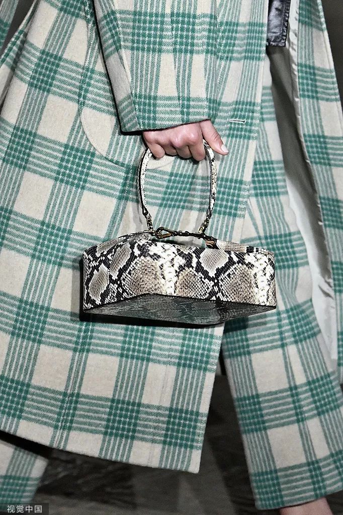 刘雯斜挎休闲包,今年流行的刘雯同款包