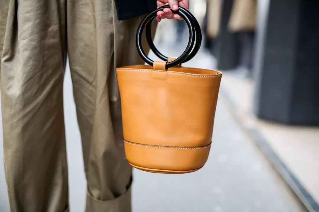 刘雯斜挎休闲包,今年流行的刘雯同款包