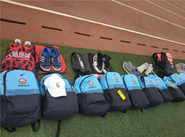 年轻足球小将第一次在一线队首秀,中国足球小将新援首秀