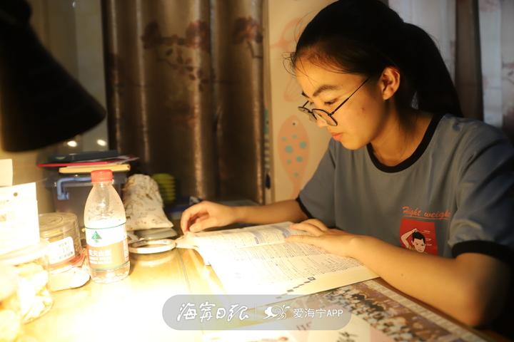 一个女孩面对家庭的变故,女孩家庭屡遭变故陷入阴霾