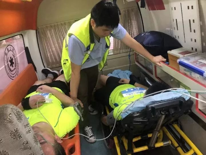 小伙跑步时重度中暑,跑马拉松中暑晕倒
