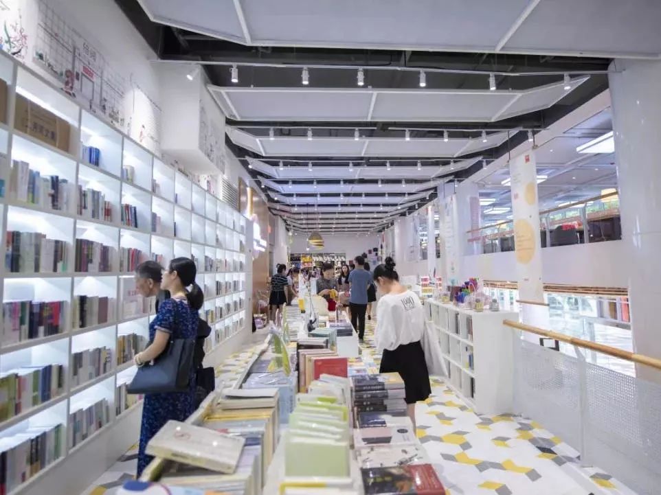 都上央视了！大学校园书店怎么突然这么火？