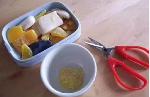 马桶下玻璃胶发黑怎么办,马桶底部玻璃胶发黑