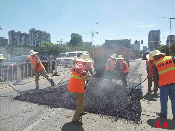 光脚踩沥青粘住脚,脚踩在烧红的铁板上
