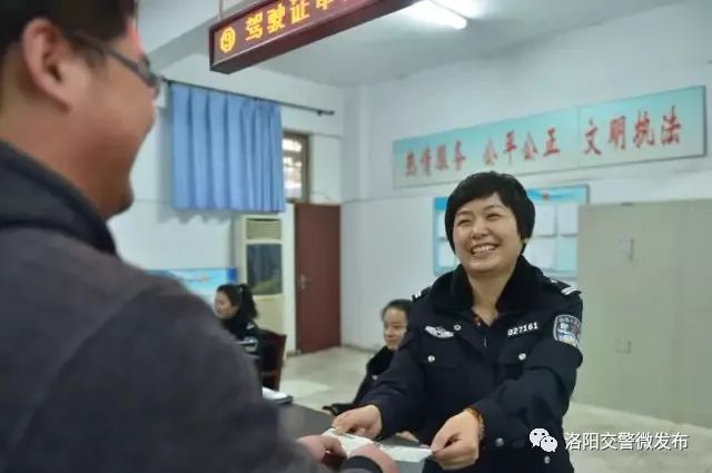 驾驶证换证线上换证需备哪些资料,怎样办理驾驶证期满换证速度快