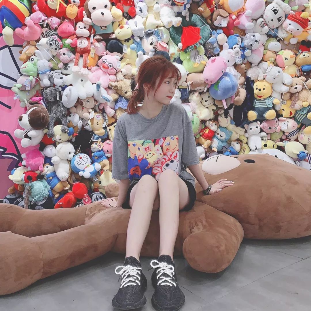 aj1和yeezy满天星,aj和yeezy哪个更容易受欢迎