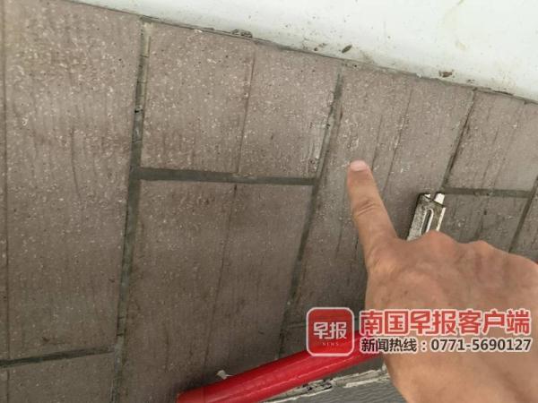 南宁一女士家中地板“冒汗”不止堪比回南天