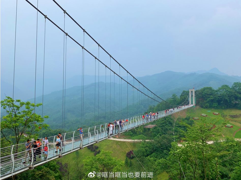 成都周边最好的玻璃栈道的景区,成都附近哪个景区有玻璃栈道