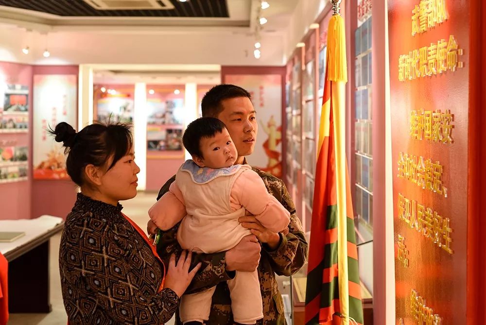 军人爱情故事,七夕军人情侣