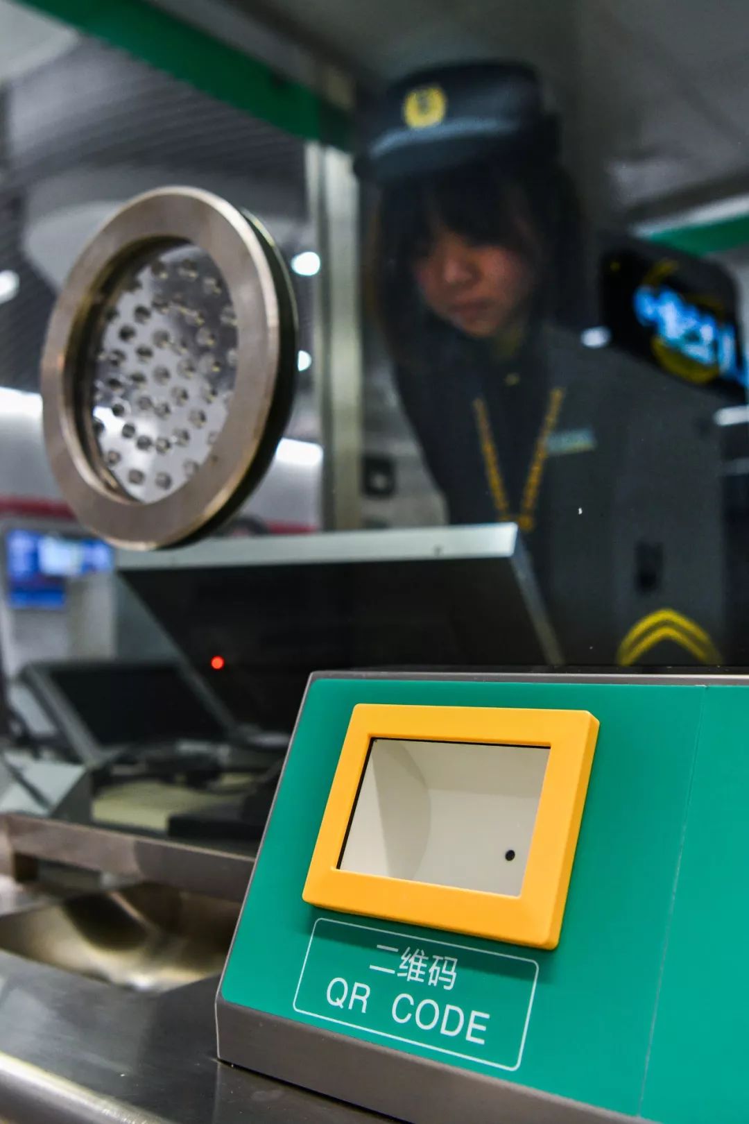 北京55座地铁站今起可扫码购票充值！“你扫我”“我扫你”都行