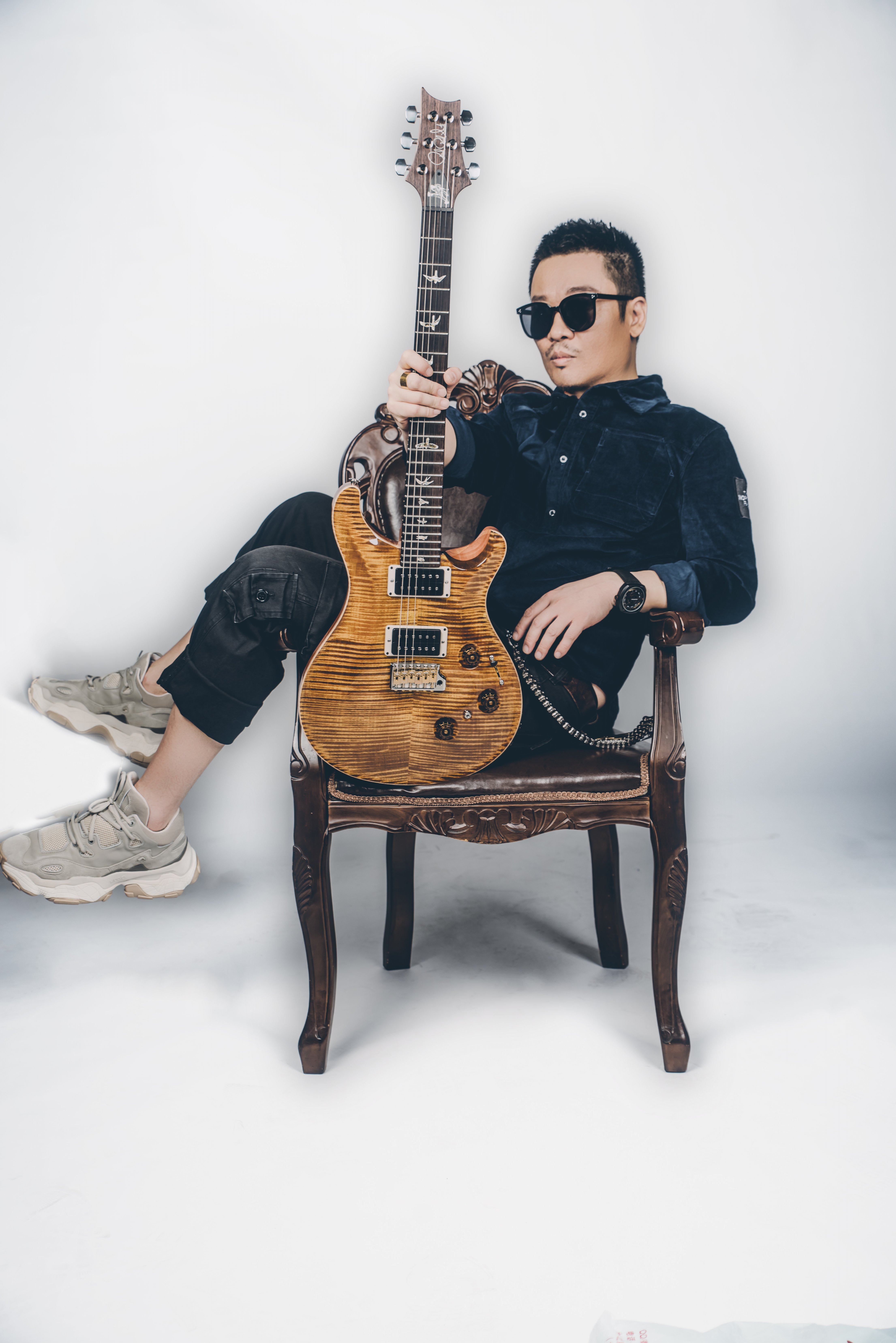 “绝世高手的称手新兵器”-吉他大师李延亮获赠PRS定制款新琴