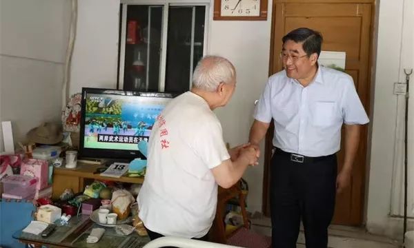 不忘初心牢记使命慰问老干部,不忘初心牢记使命看望老红军