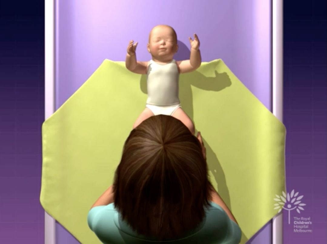 如何安全抱新生儿,宝宝裹襁褓睡会不会影响发育