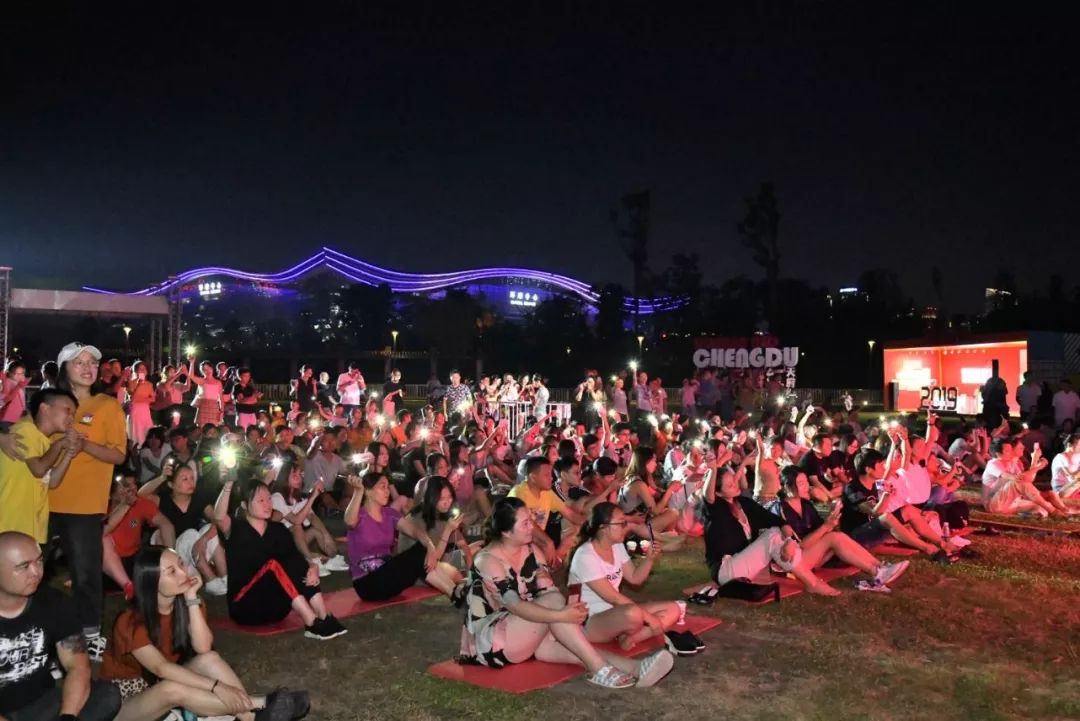 一场狂欢盛会，让成都人记住什么叫做五光十色、安逸好耍的“豆瓣红”