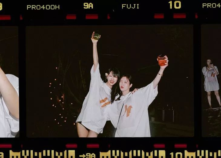 比起穿黑婚纱结婚，她们还可以更酷