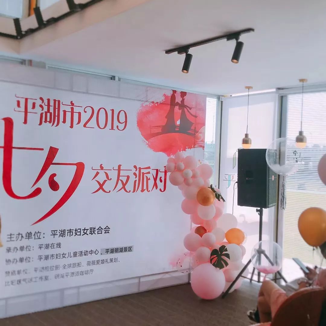 9.9元抢「平湖在线旗下咖啡馆」平湖派黑金卡1张！持卡可享受充300送200，办理当天即可获赠最高价值35元饮品一杯