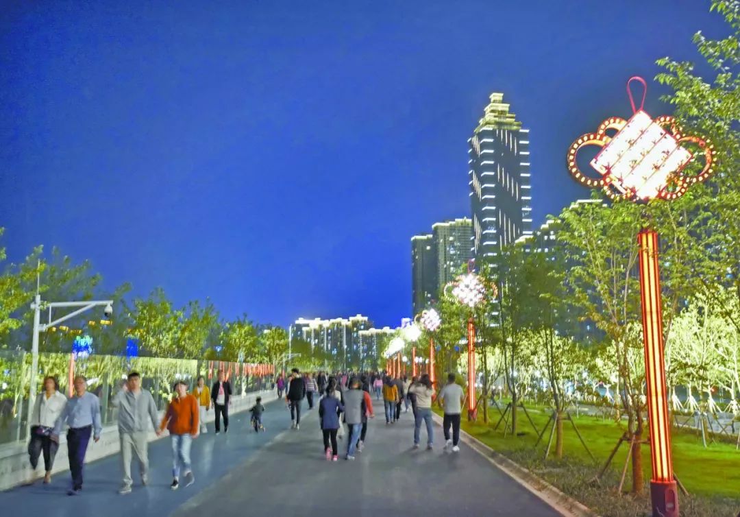 「早安·芜湖」每晚近3万人次打卡“十里江湾”,这几类乱象令城管队员最头疼