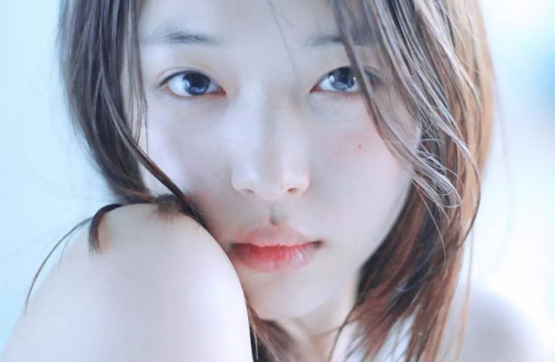 涂口红下嘴唇内侧无法上色,天天涂口红导致嘴唇变肿怎么回事