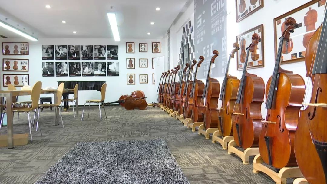 海门有个能人,正修复一把近300年的德国大提琴