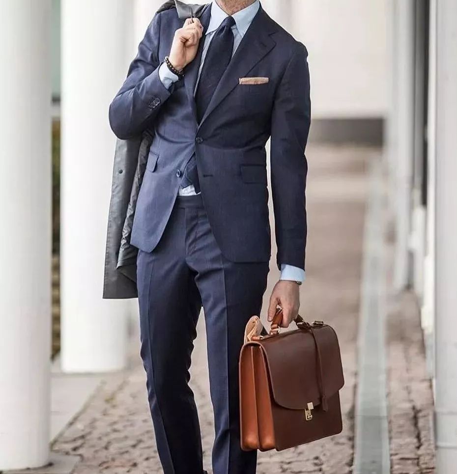 没机会参与严肃社交的男人，当然不会在乎自己的包是否体面｜基本款