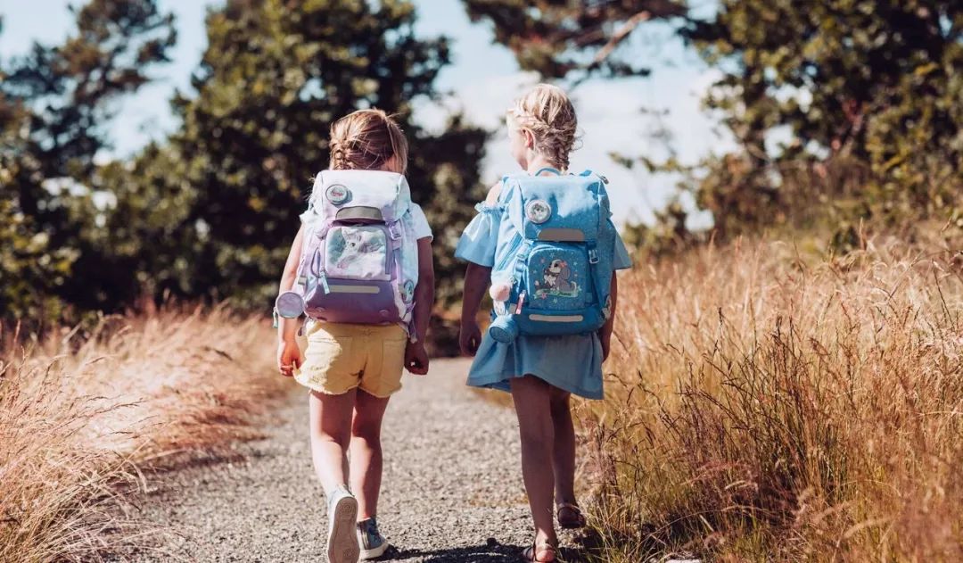 我是男孩，我喜欢紫色书包！一位挪威妈妈的刷屏日记