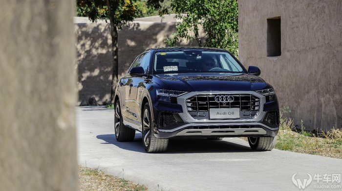 q8奥迪2022款试驾视频夜间,宝马x5和奥迪q8试驾哪个更值