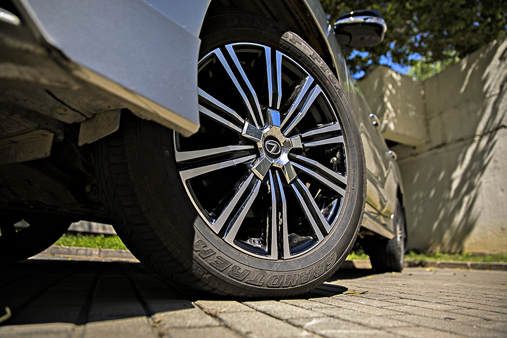 19款雷克萨斯lx570试驾巅峰版,雷克萨斯lx570黑曜巅峰限量版试驾