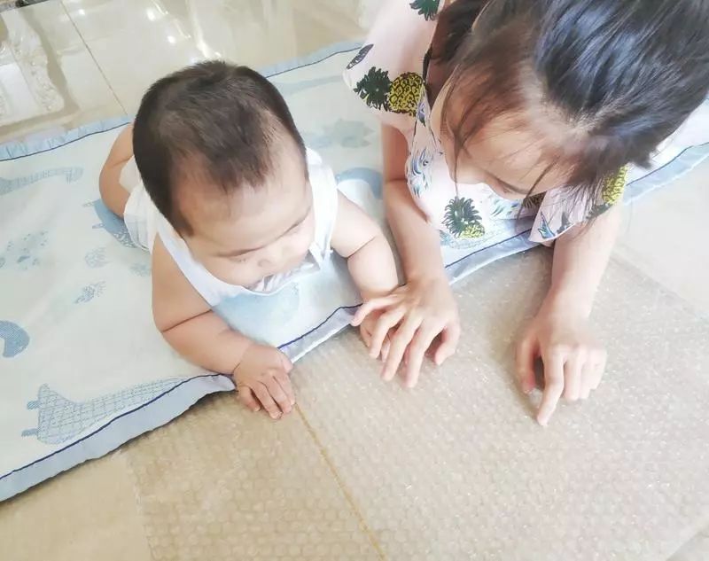 在家早教亲子游戏,亲子互动游戏0-3个月早教