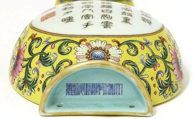 乾隆花瓶为什么卖在英国,乾隆花瓶被一棒拍出
