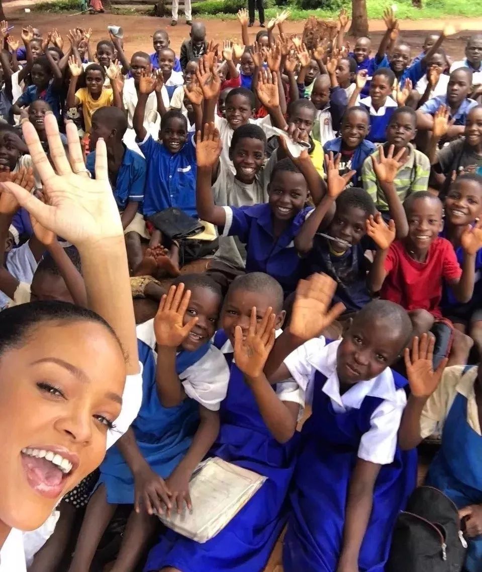 恭喜被乐坛“除名”的蕾哈娜，靠着“微商”喜提4亿