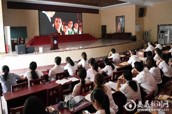 娄底一中组织教师观看《嗝嗝老师》，掀起师德师风学习讨论热潮