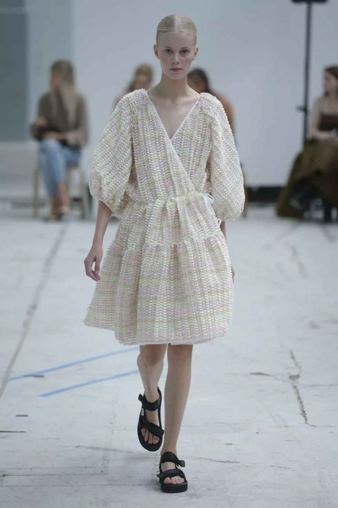 秋冬黑红裙子大码胖mm显瘦遮肉,今年最火的裙子显瘦遮肉