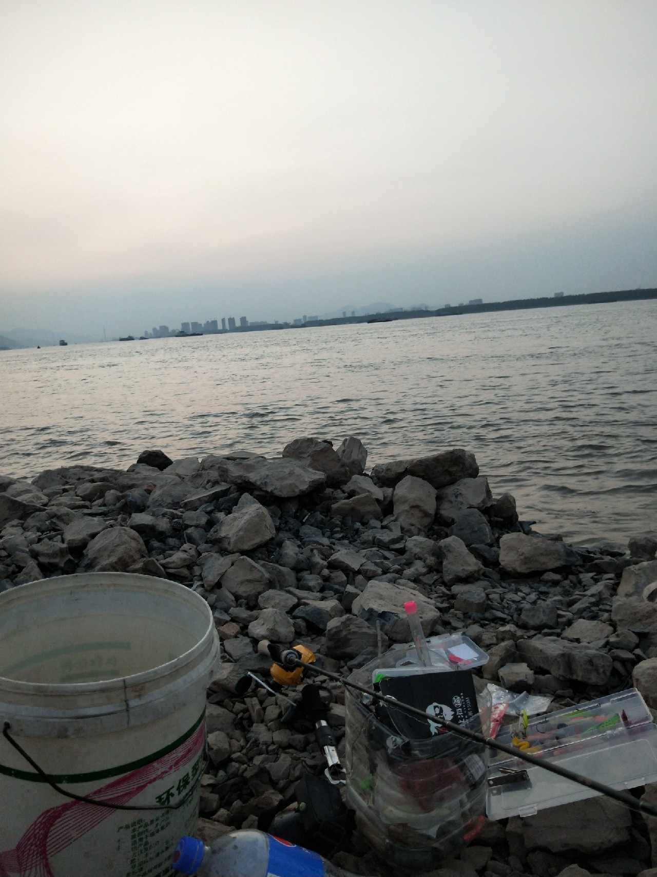 小白长江边路亚表演，现场练习绑8字环