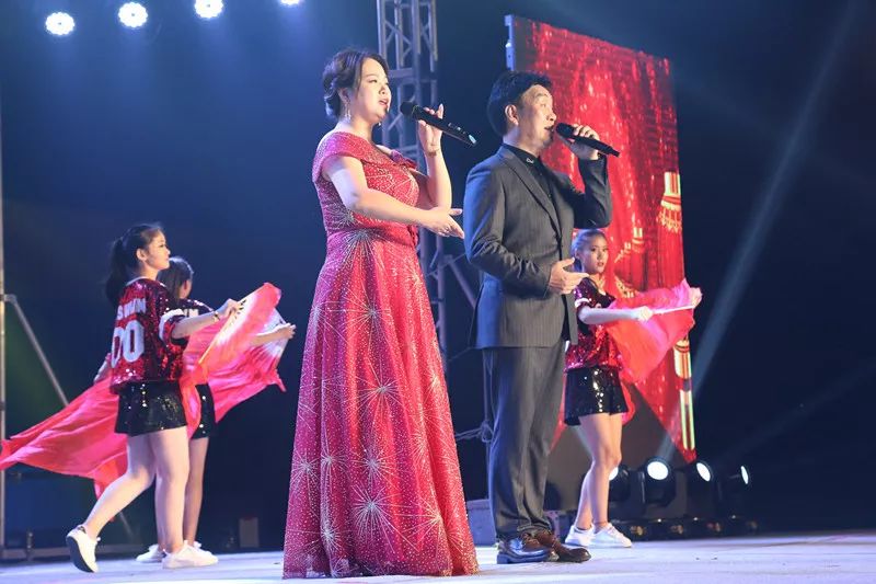 “礼赞新中国，讴歌新时代”为主题的三场文艺晚会在友谊广场精彩上演