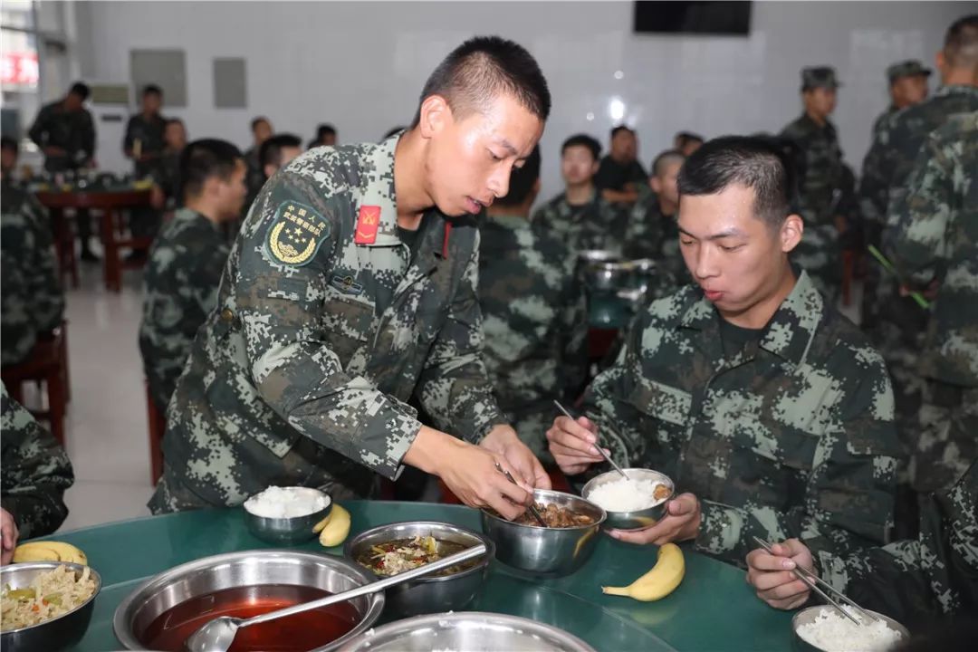 新战友穿着21式军服入营,上等兵在部队的日常生活