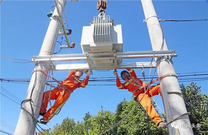 老人攥着一张小纸条，一见供电员工就塞进他手里…