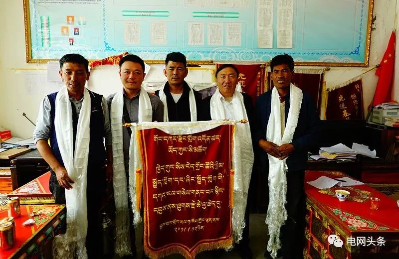 老人攥着一张小纸条，一见供电员工就塞进他手里…