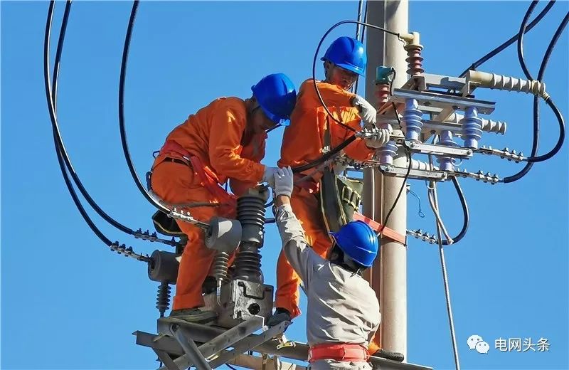 老人攥着一张小纸条，一见供电员工就塞进他手里…