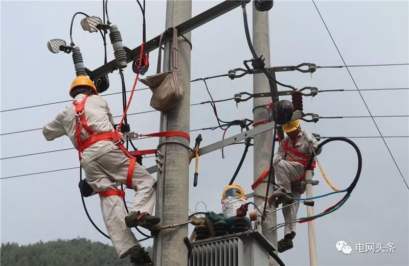 老人攥着一张小纸条，一见供电员工就塞进他手里…