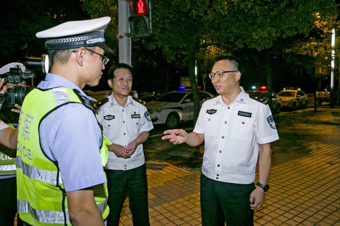 一群警察去ktv嗨翻全场,百名警察冲进ktv