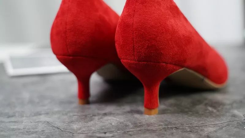 奥黛丽赫本钟爱的猫跟鞋,奥黛丽赫本尖头小黑鞋