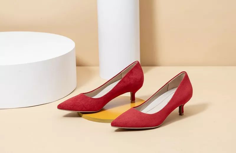 奥黛丽赫本钟爱的猫跟鞋,奥黛丽赫本尖头小黑鞋