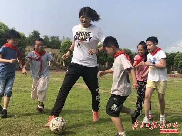 将娃娃、铃铛改装成教具，这位女体育老师让孩子们爱上运动