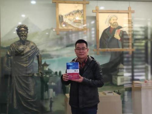 从“放牛娃”到作家他是第十届茅奖最年轻获奖者