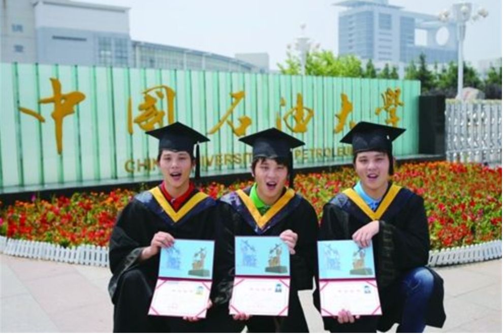 三胞胎十年*考前**进一所大学，高考分数连号！刚刚又同天结婚！又相信缘分了……