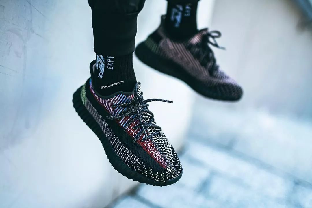 yeezy350黑红搭配,yeezy350v2荧光绿非反光评测