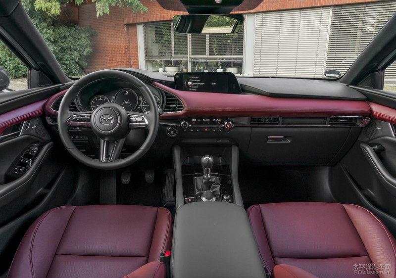 次世代mazda3昂克赛拉红色婚车队,2021款次世代马自达3白色昂克赛拉